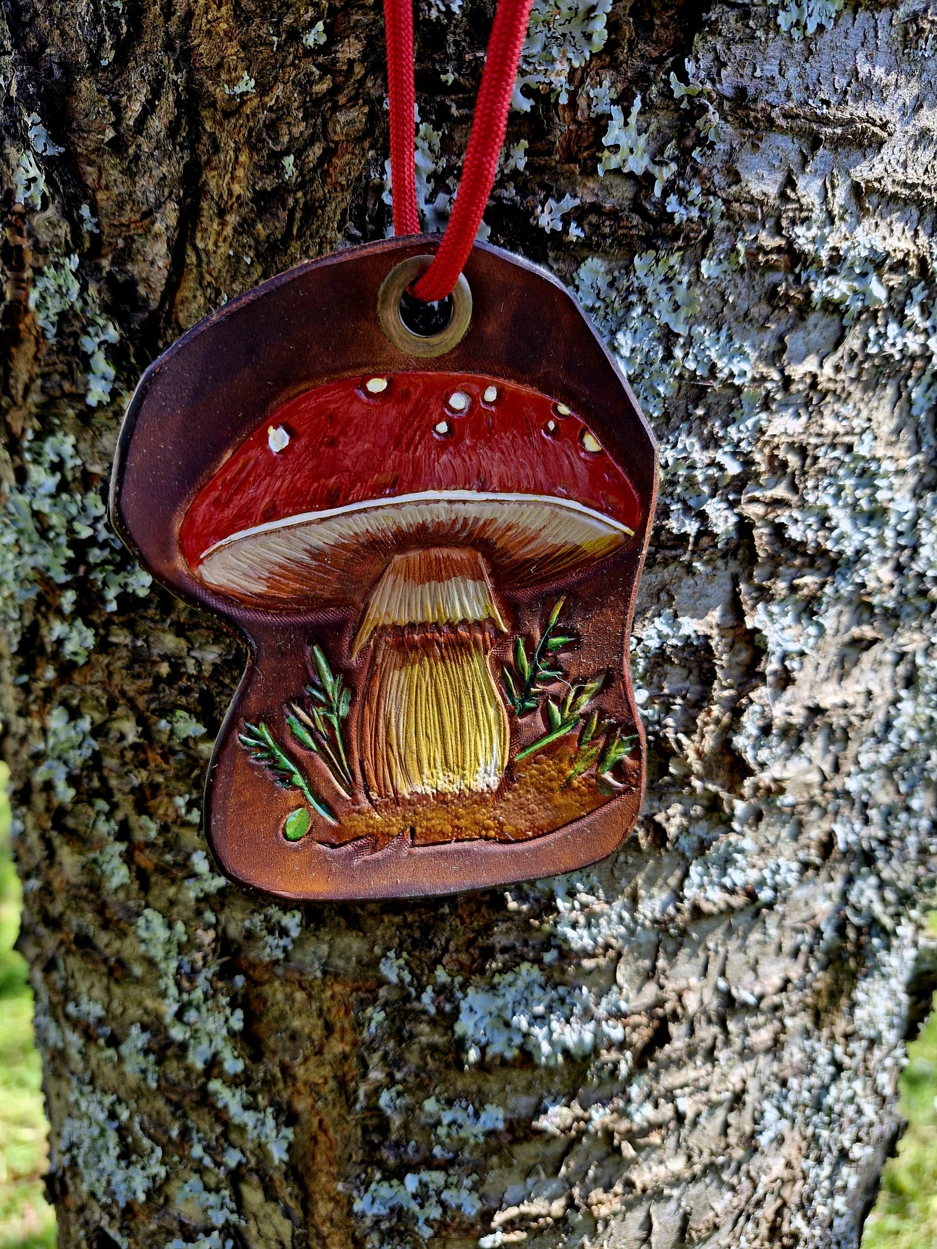 Marque-page en cuir – Amanite enchantée