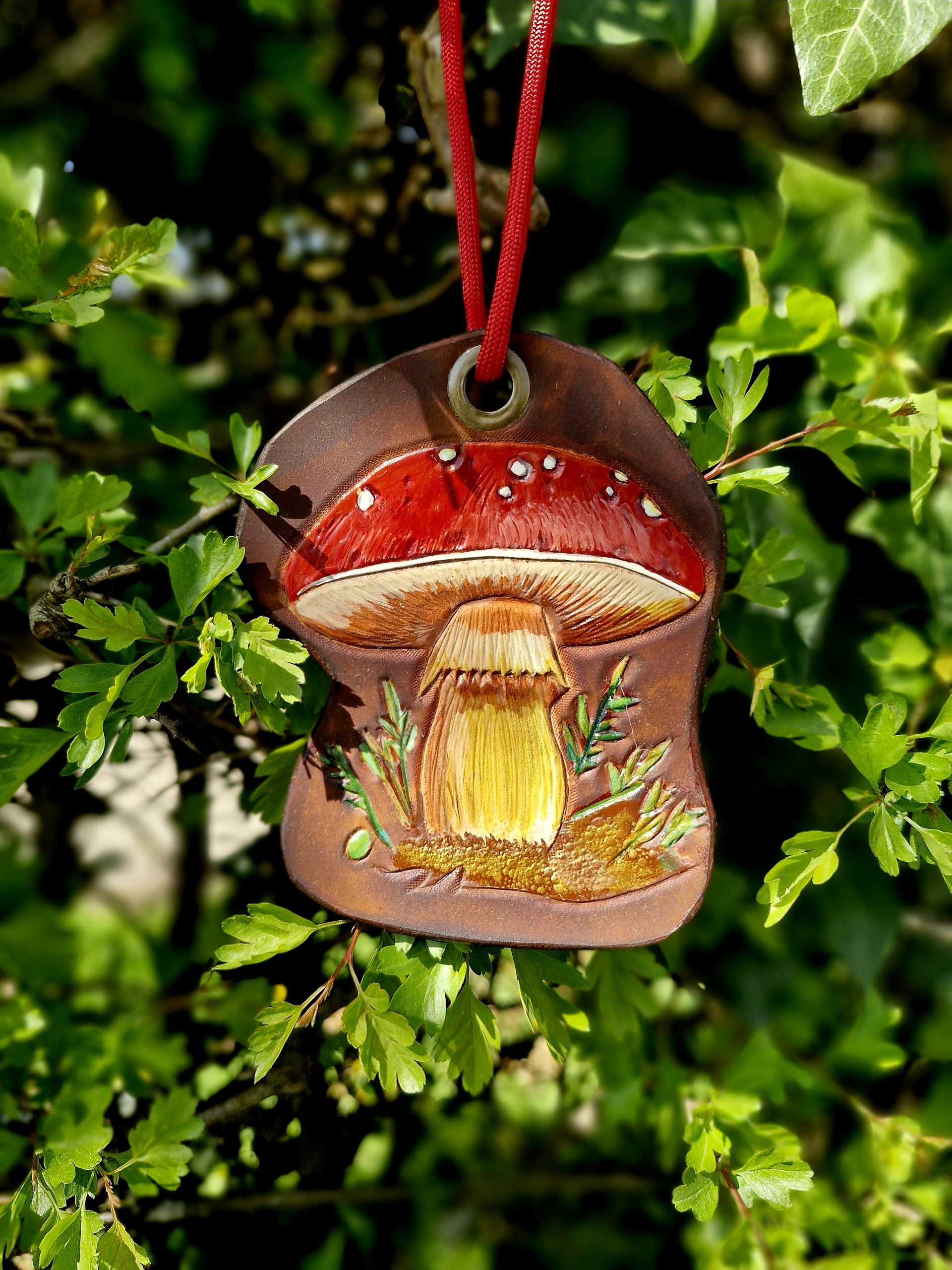 Marque-page en cuir – Amanite enchantée