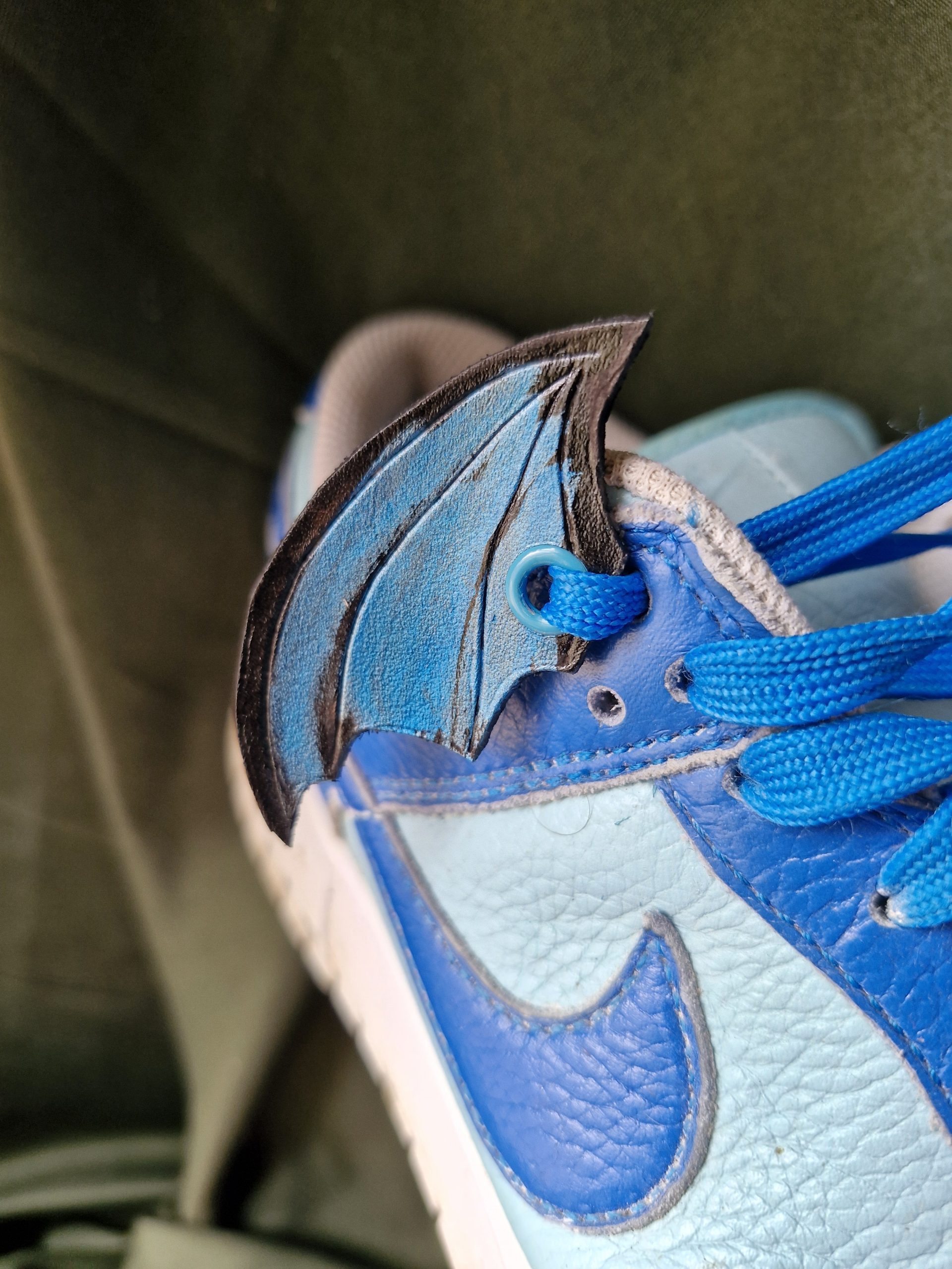 Bijou de chaussure Aile de Dragon en cuir